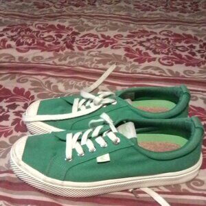 Women's canvas shoes by Cariuma